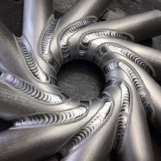 Thick-plate corner weld with clean fillet